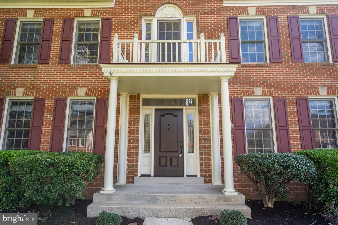 12907 Hedgetop Drive Herndon, VA 20171 - Photo 3 of 60 Front entry portico