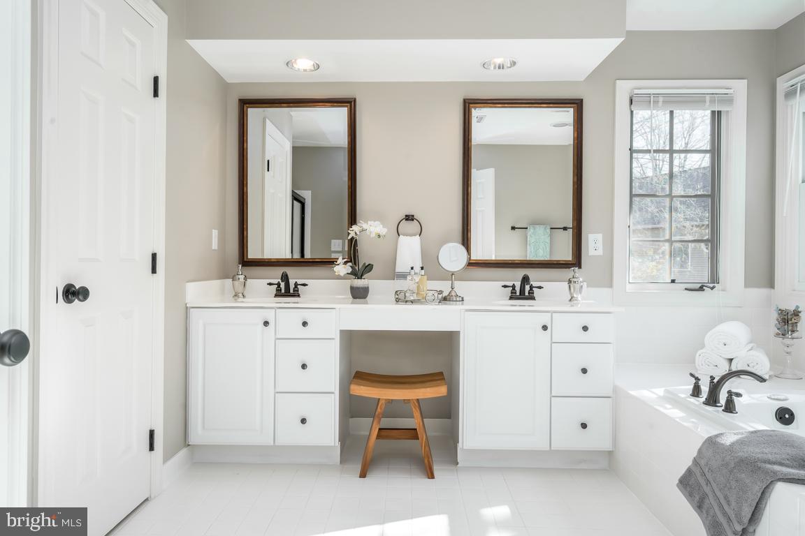 12907 Hedgetop Drive Herndon, VA 20171 - Photo 29 of 60 Owner's bath with updated fixtures and hardware
