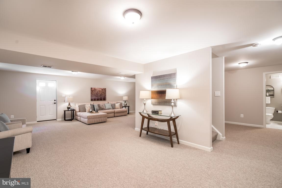 12907 Hedgetop Drive Herndon, VA 20171 - Photo 41 of 60 Loads of space for relaxing!