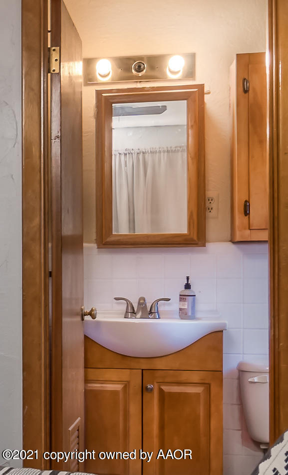 4017 Crockett Street Amarillo, TX 79110 - Photo 17 of 23 Master Bathroom