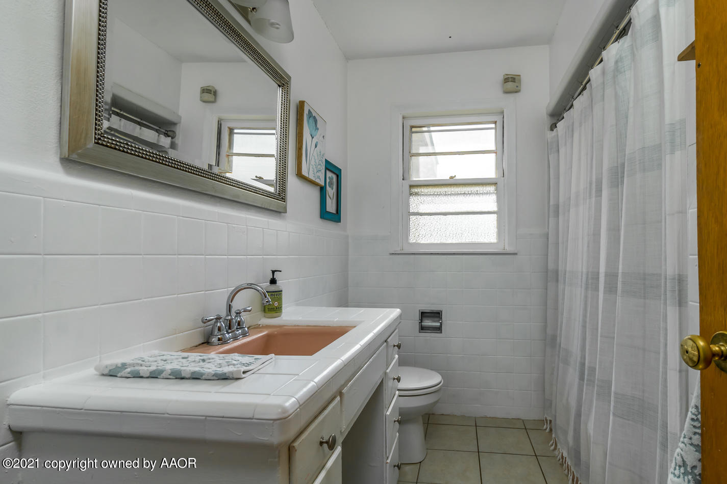 4017 Crockett Street Amarillo, TX 79110 - Photo 20 of 23 2nd Bathroom