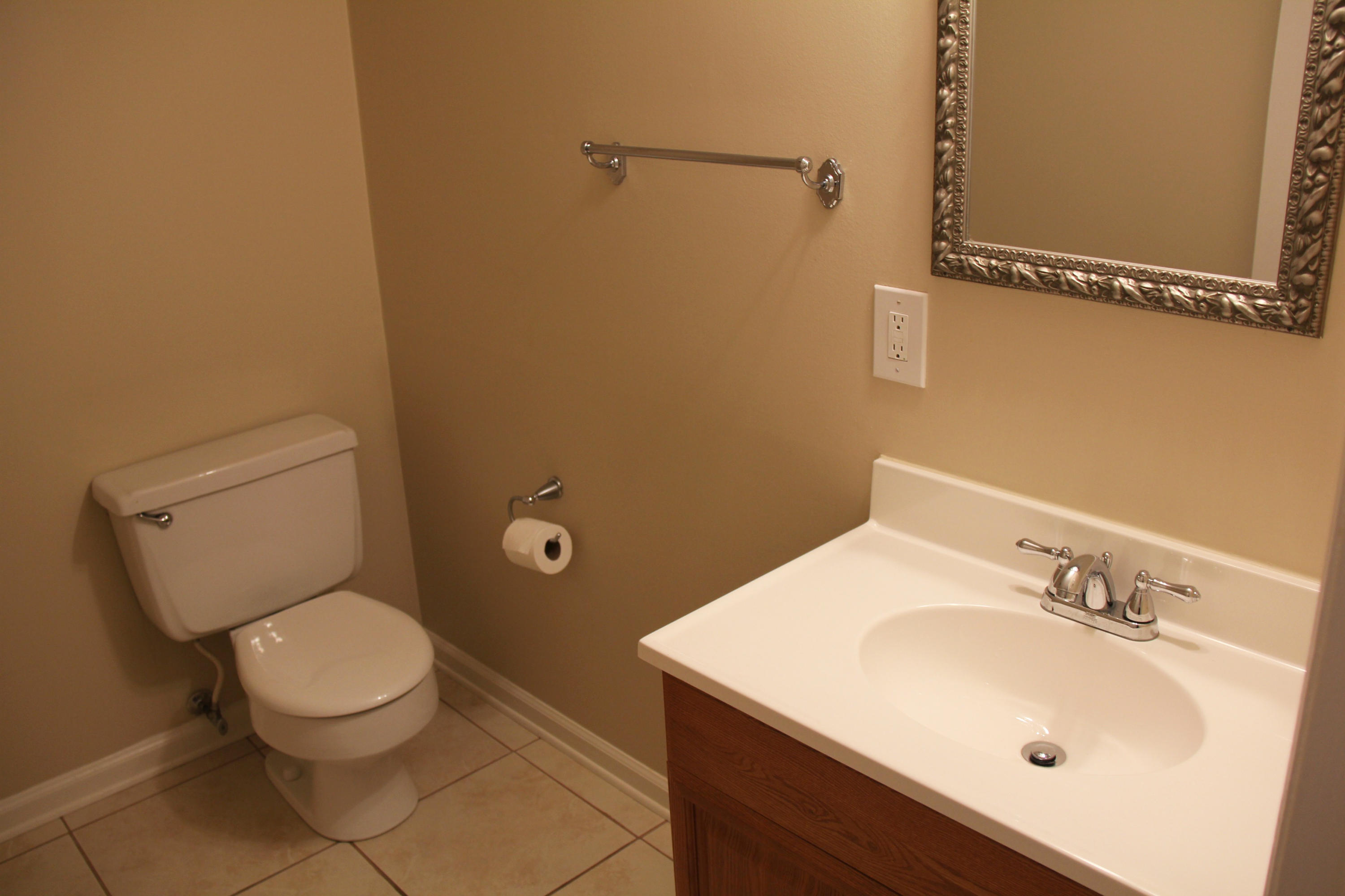 12 George Street, Unit B4 Charleston, SC 29401 - Photo 21 of 37 Powder room