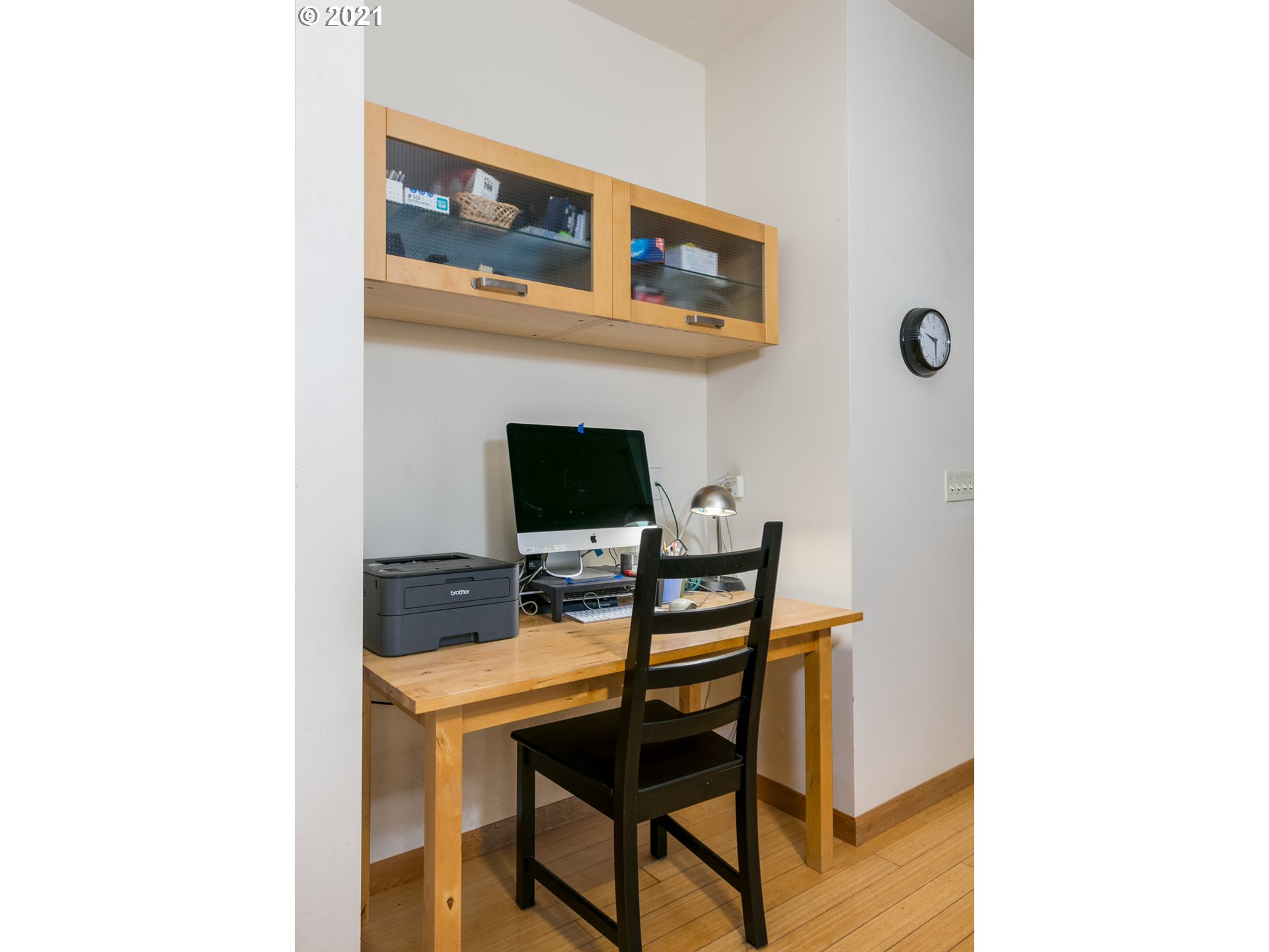 550 Highline Road Hood River, OR 97031 - Photo 18 of 31 a workspace with furniture and a table
