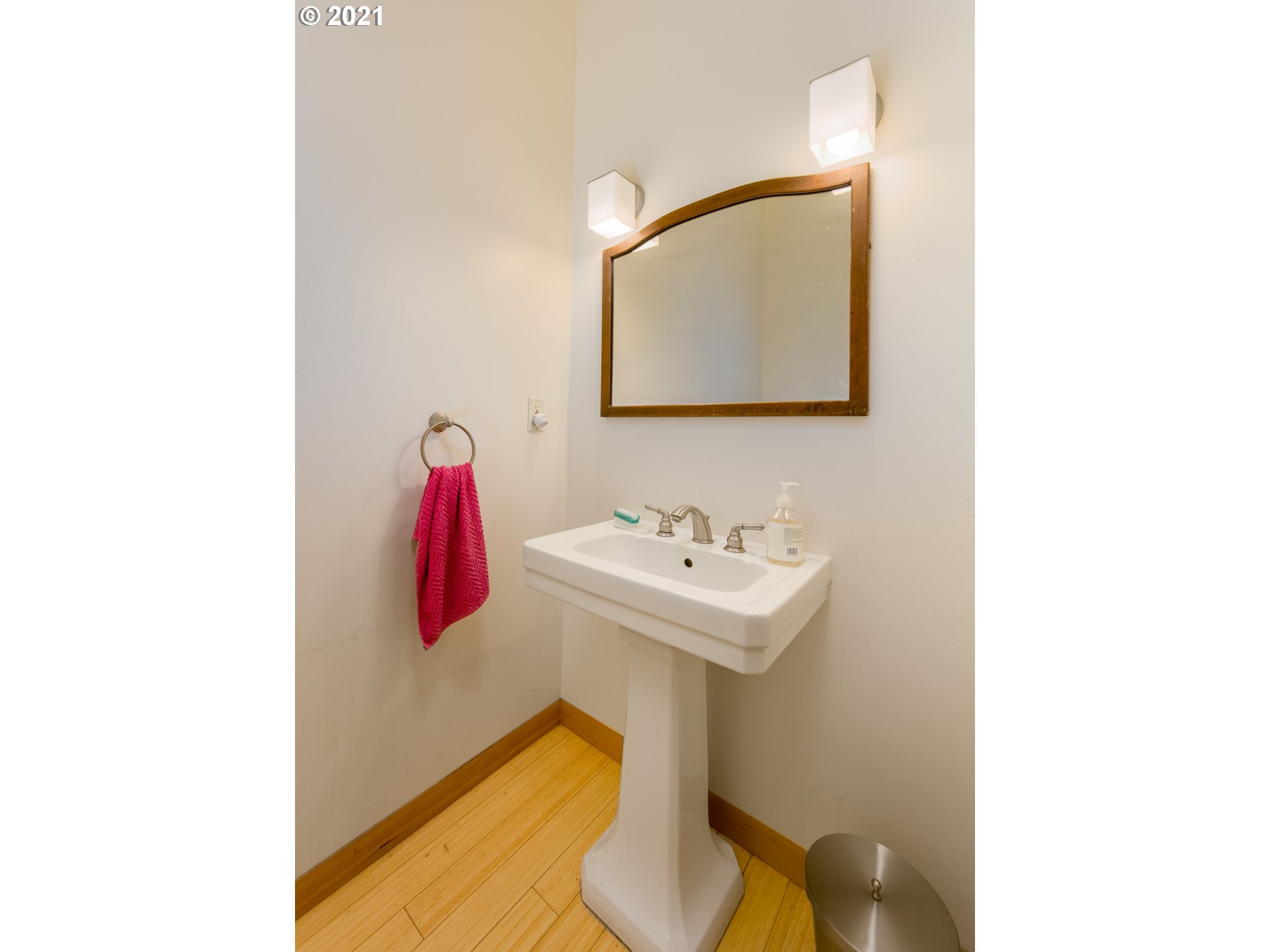 550 Highline Road Hood River, OR 97031 - Photo 20 of 31 a bathroom with a sink and a mirror
