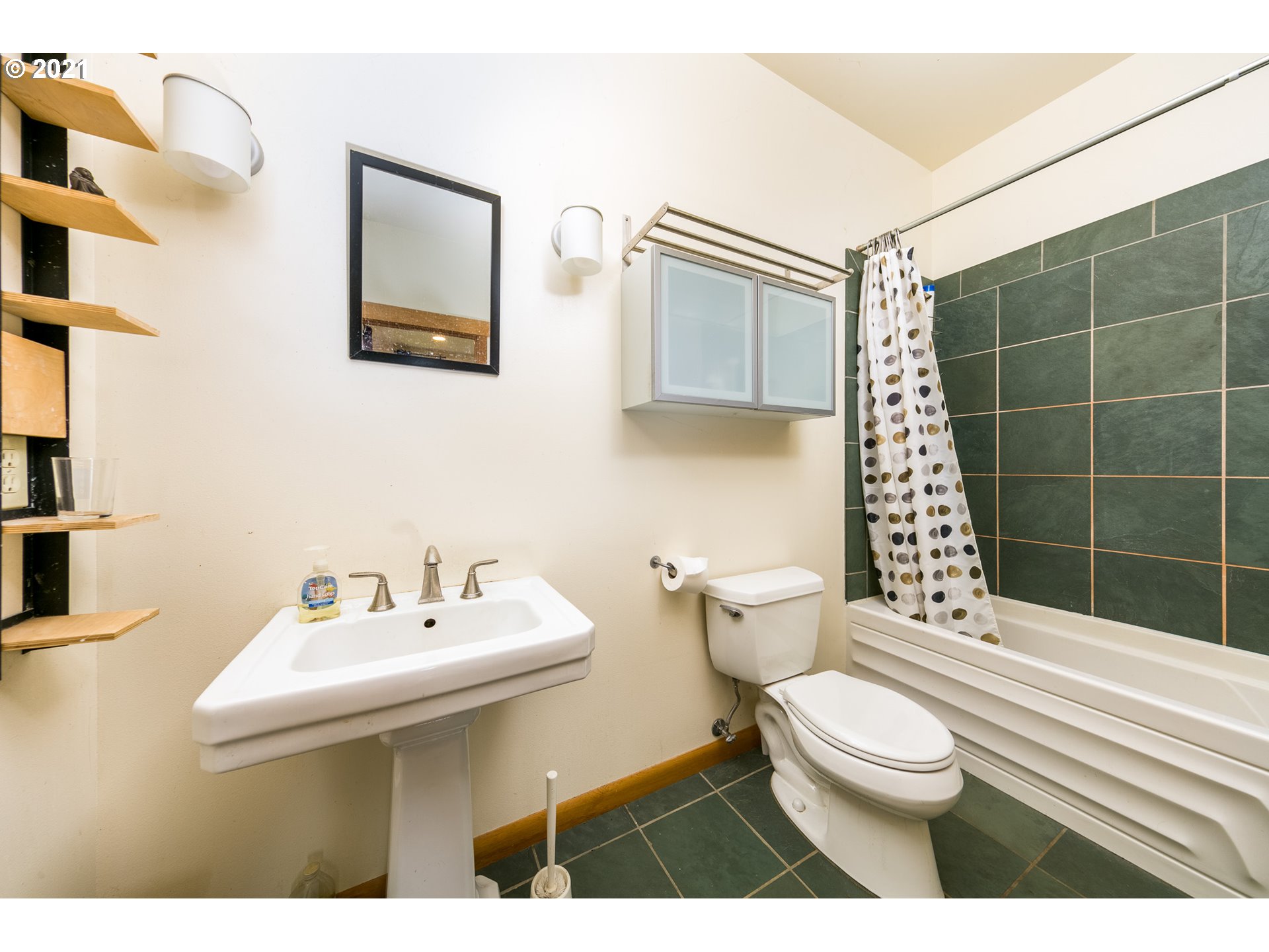 550 Highline Road Hood River, OR 97031 - Photo 22 of 31 a bathroom with a sink a toilet and shower