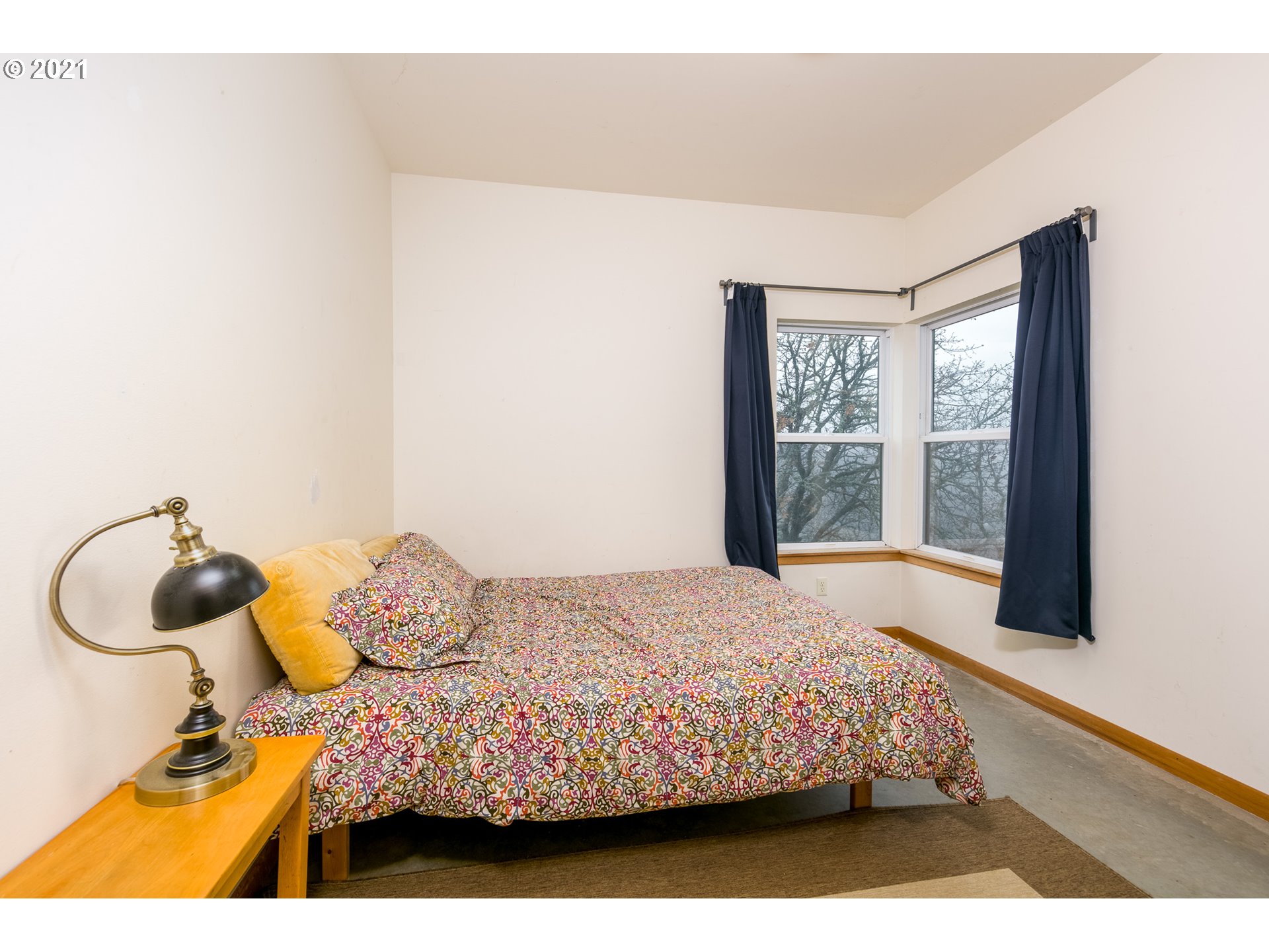 550 Highline Road Hood River, OR 97031 - Photo 27 of 31 a bedroom with a bed and window