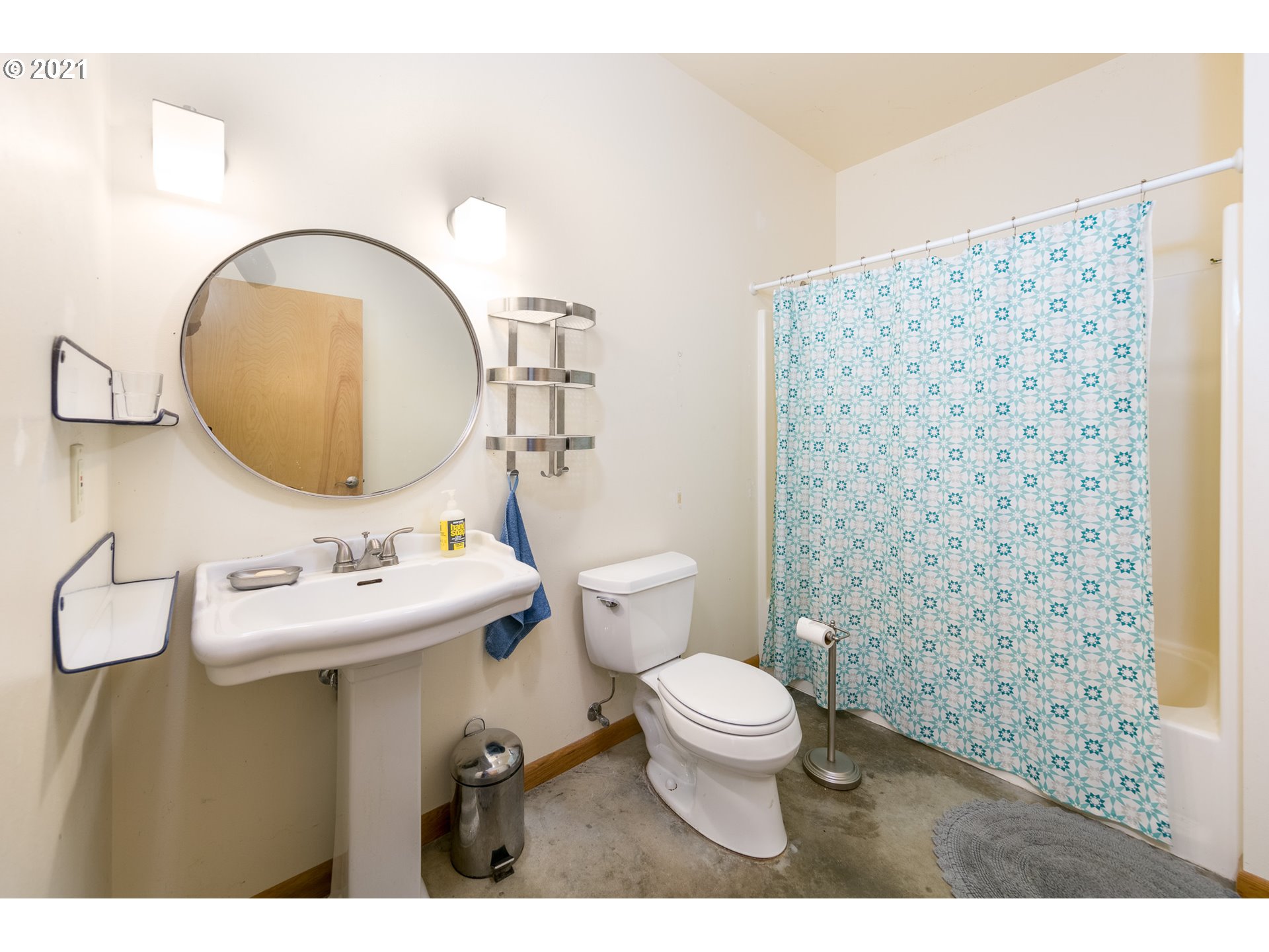 550 Highline Road Hood River, OR 97031 - Photo 28 of 31 a bathroom with a sink a toilet and a mirror