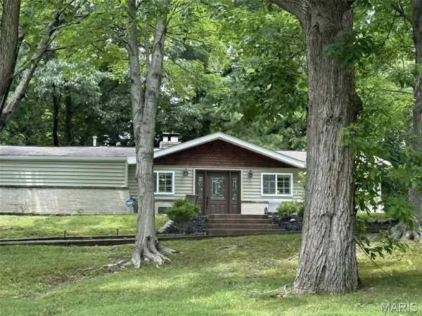 $349,900 | 459 West Lake Drive, Edwardsville, IL 62025