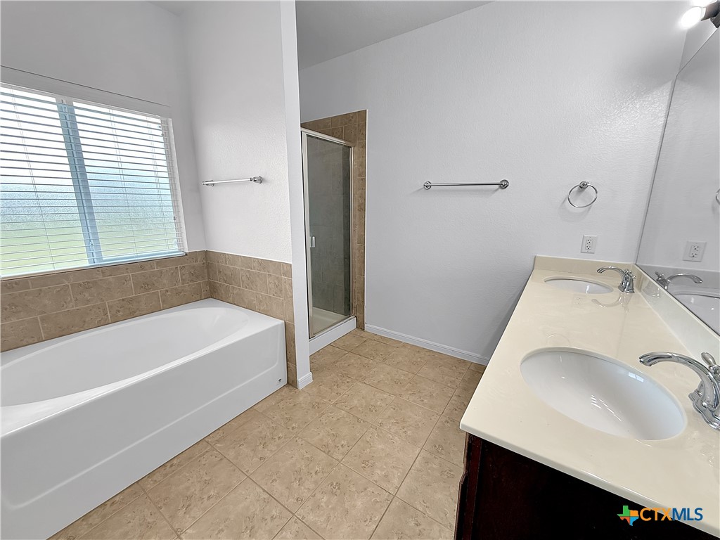 305 Brunswick Temple, TX 76502 - Photo 11 of 28 a bathroom with a sink and a bathtub