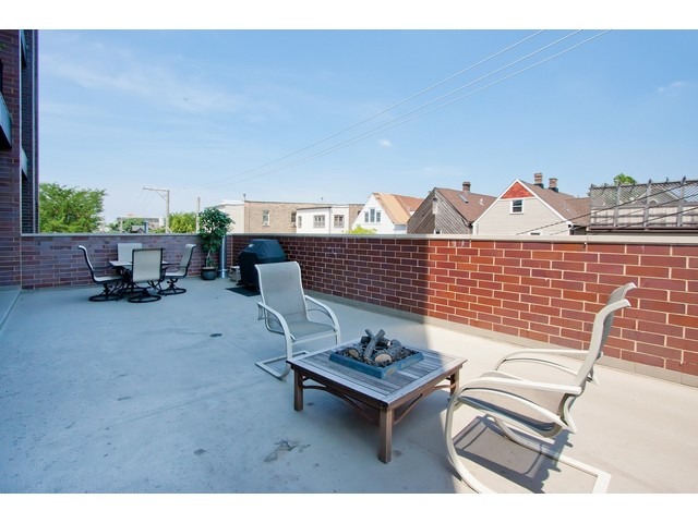 1842 West Irving Park Road, Unit 202 Chicago, IL 60613 - Photo 10 of 20 a view of a outdoor seating area