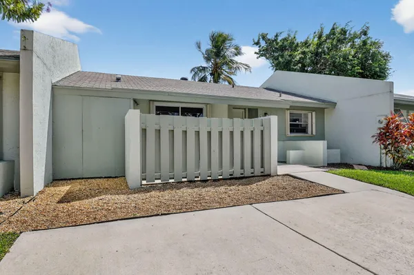 $330,000 | 20 Camden Lane, Boynton Beach, FL 33426