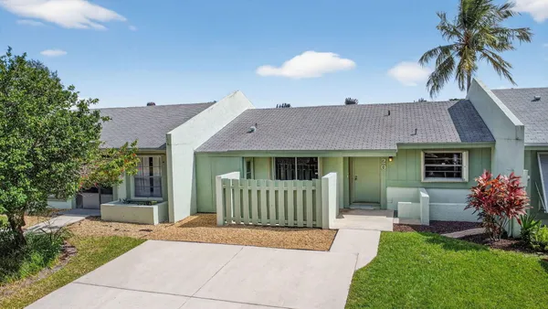 $330,000 | 20 Camden Lane, Boynton Beach, FL 33426