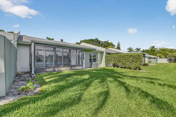 $330,000 | 20 Camden Lane, Boynton Beach, FL 33426