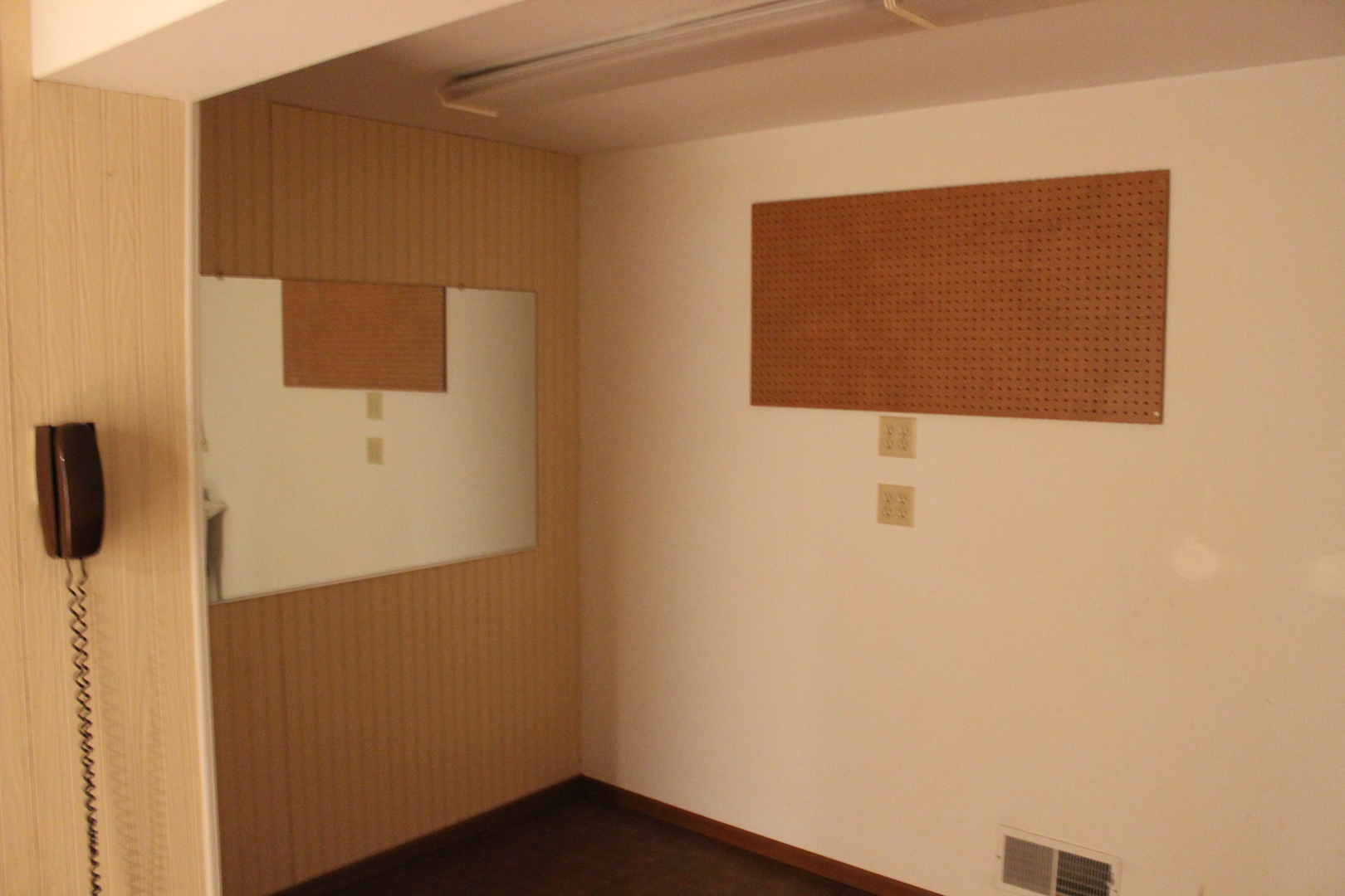 737 Alice Place Elgin, IL 60123 - Photo 22 of 28 a close up of a wall