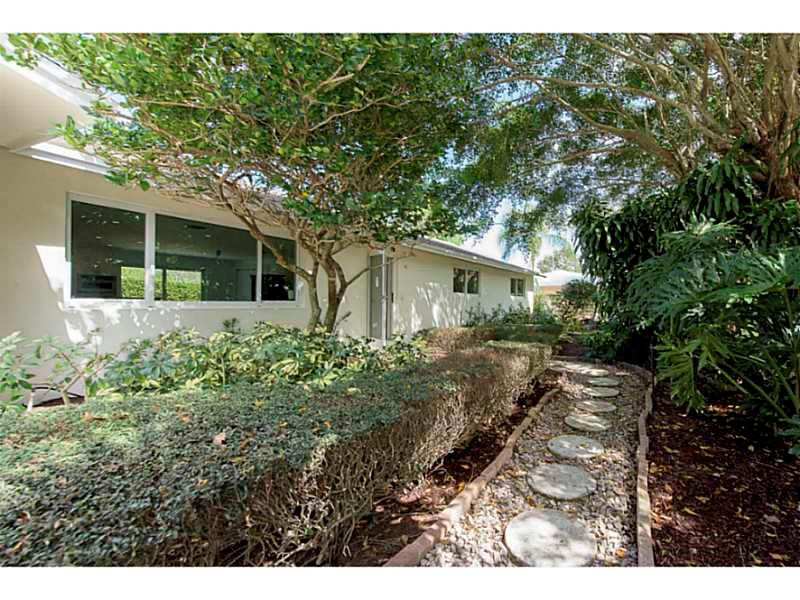 1 West Riverside Drive Jupiter, FL 33469 - Photo 1 of 30 Exterior Front.
