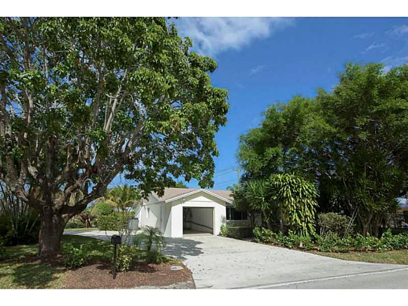 1 West Riverside Drive Jupiter, FL 33469 - Photo 4 of 30 Exterior Front.