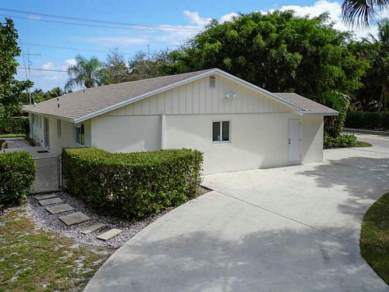 1 West Riverside Drive Jupiter, FL 33469 - Photo 5 of 30 Exterior Front.