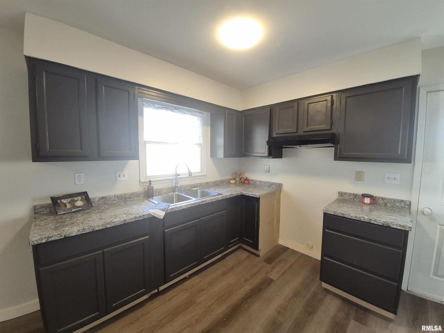 802 Dillard Street Eldorado, IL 62930 - Photo 8 of 28 a kitchen with granite countertop a sink stainless steel appliances and cabinets