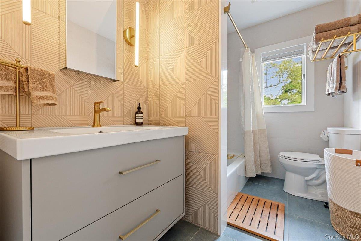 13 Colonial Lane Bellport, NY 11713 - Photo 28 of 39