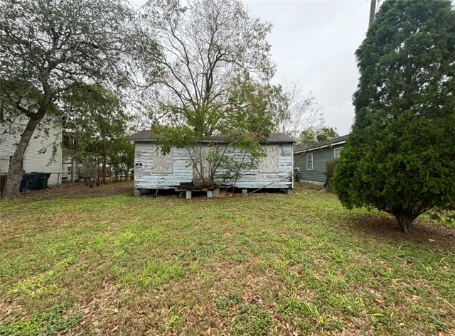 a view of a house with a backyard
