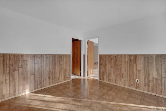 a view of a livingroom with wooden floor and bench