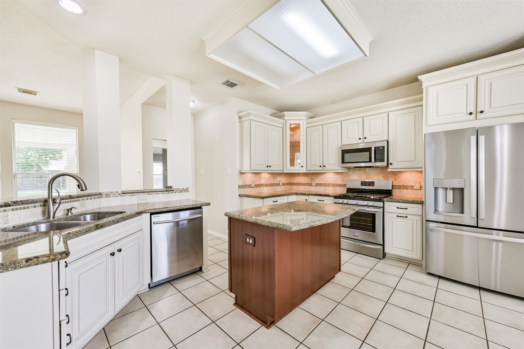 2401 Woody Road Pearland, TX 77581 - Photo 8 of 31