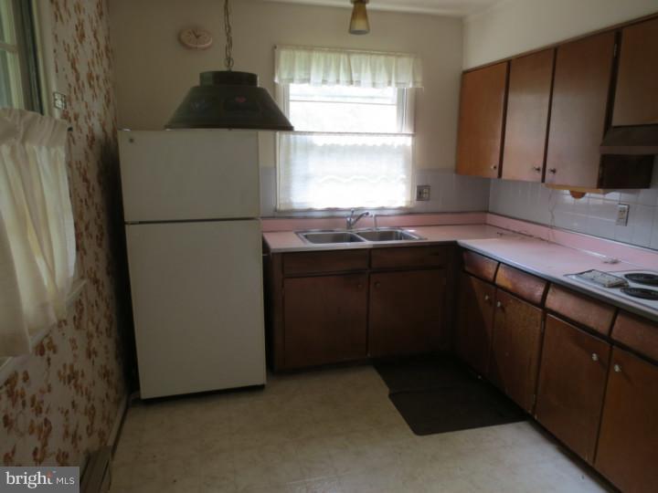 1916 Hill Road Reading, PA 19602 - Photo 7 of 11 Kitchen