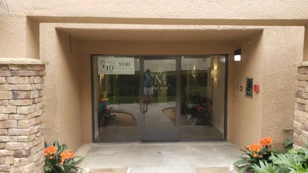 $2,995 | 5540 Owensmouth Avenue, Unit 216, Woodland Hills, CA 91367