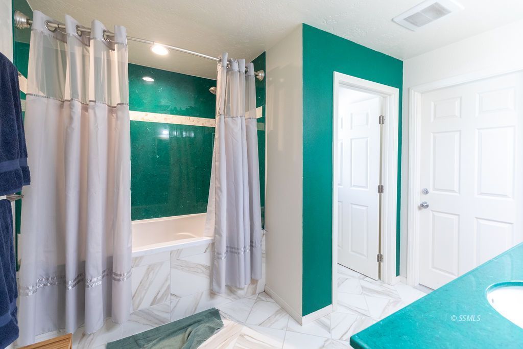 737 Scott Circle Ridgecrest, CA 93555 - Photo 27 of 49 a view of entryway with balcony and shower