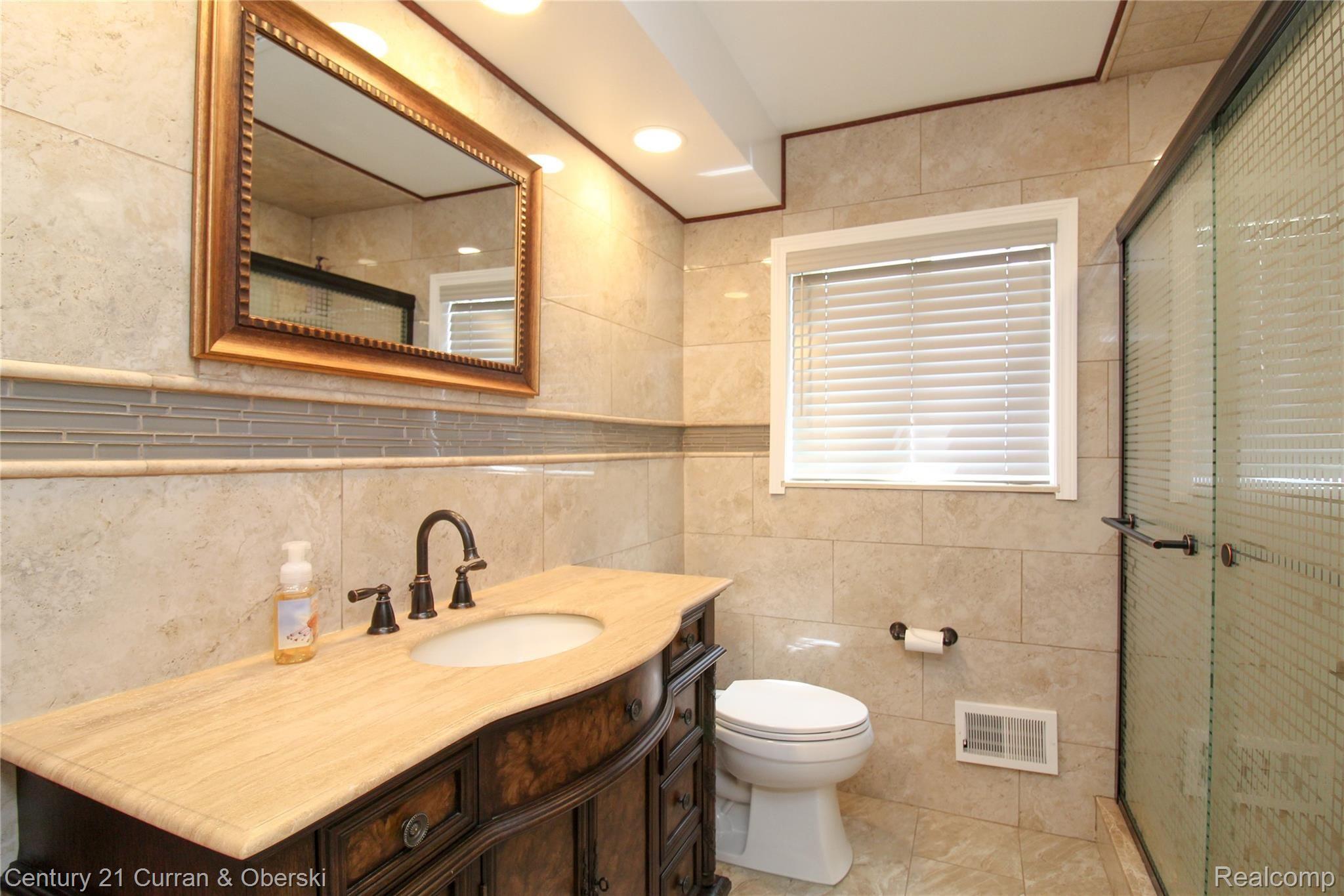 5272 Chase Road Dearborn, MI 48126 - Photo 18 of 47 First floor full bath