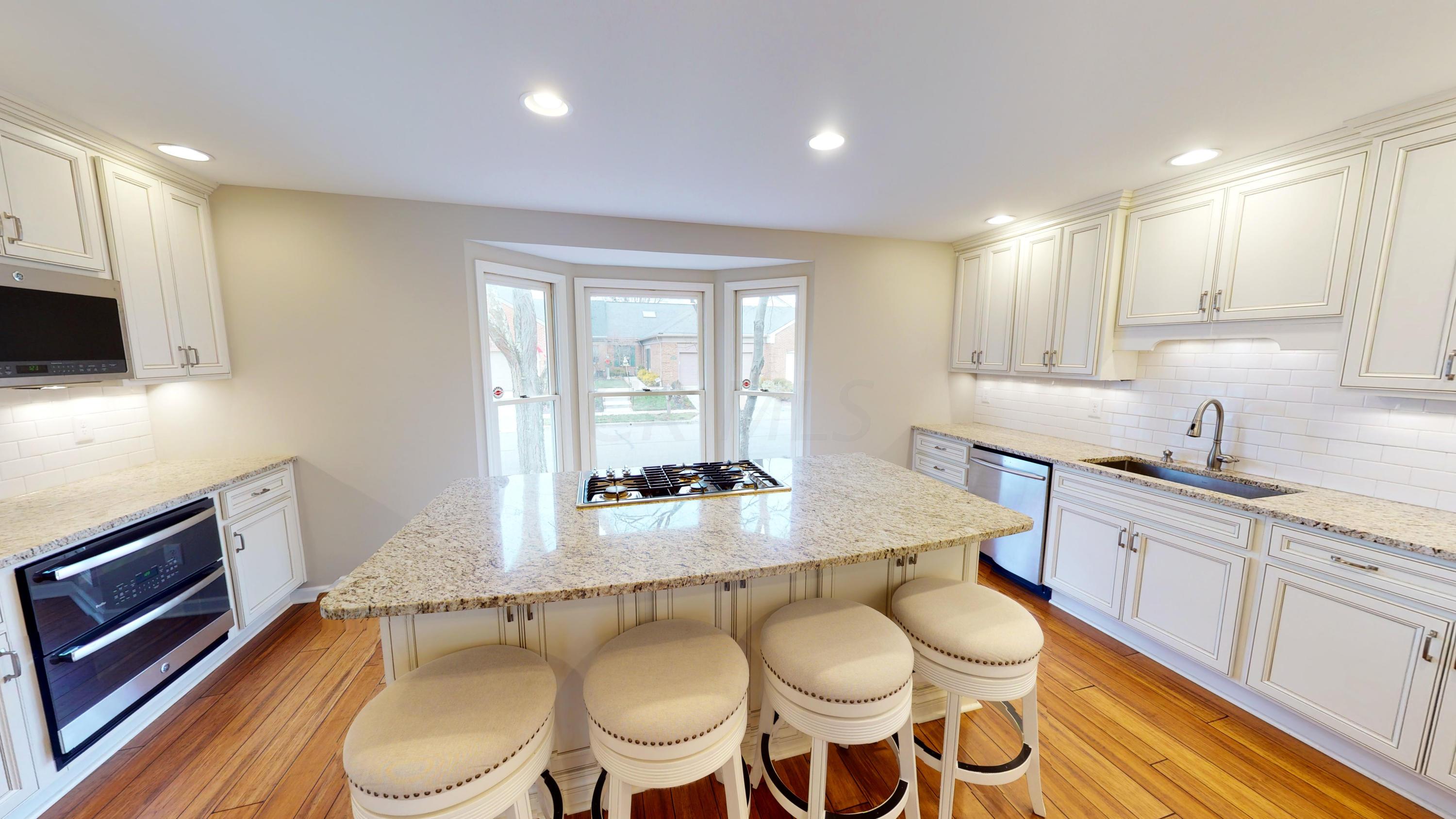 2165 Sandston Road Columbus, OH 43220 - Photo 3 of 41