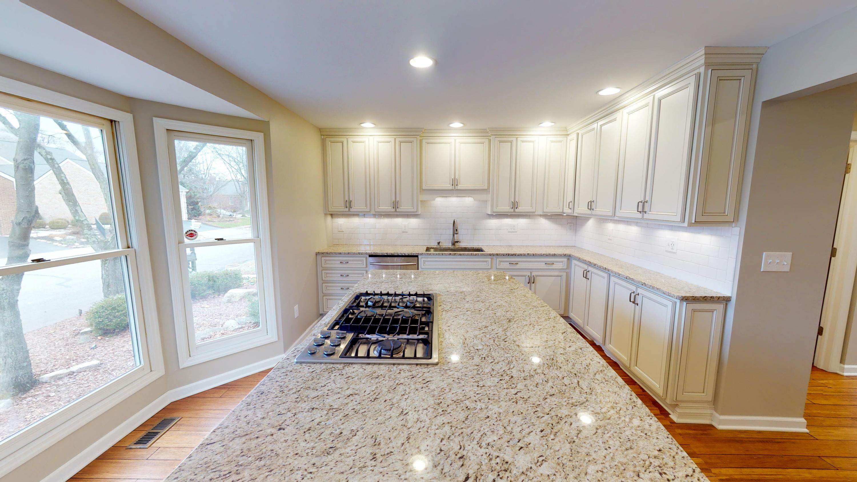 2165 Sandston Road Columbus, OH 43220 - Photo 5 of 41
