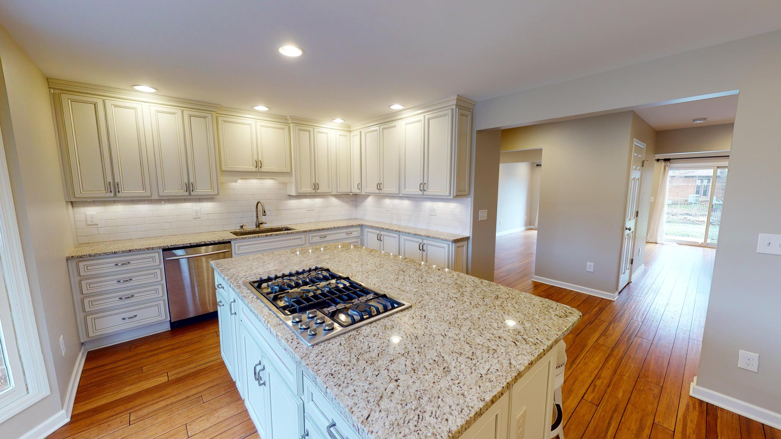 2165 Sandston Road Columbus, OH 43220 - Photo 6 of 41