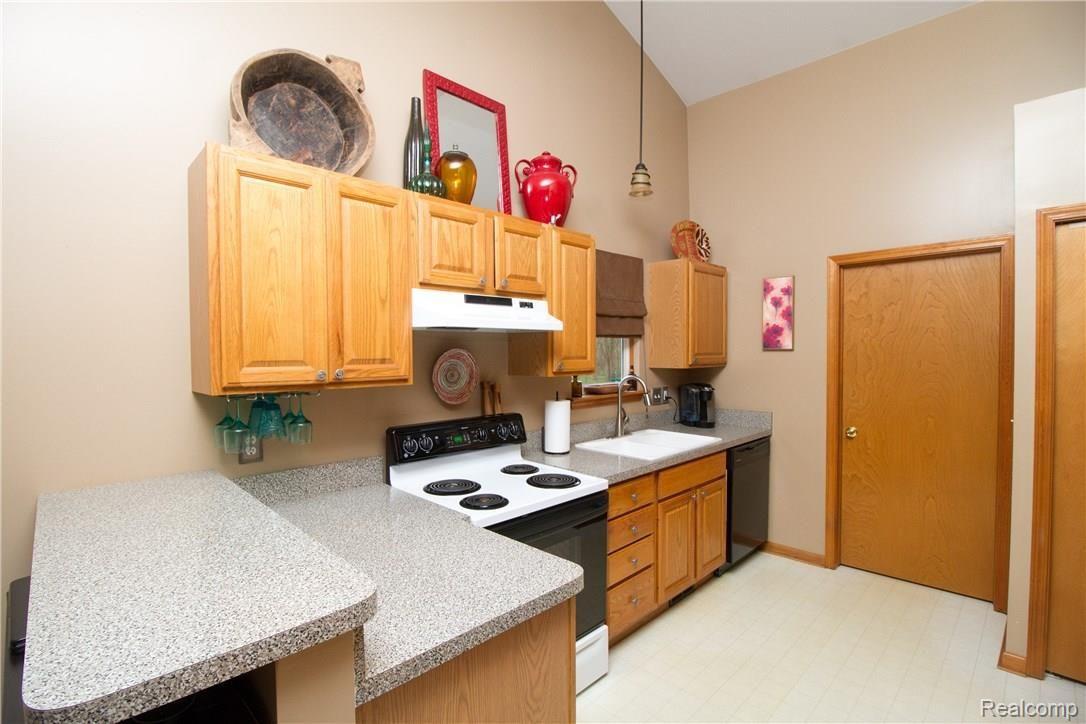 5688 Crescent Road Waterford, MI 48327 - Photo 16 of 46 Kitchen3.jpg