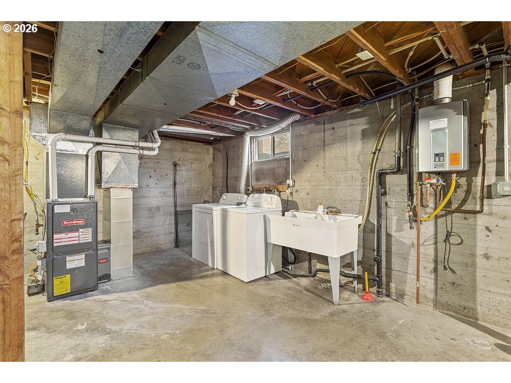 14035 Southeast Harrison Street Portland, OR 97233 - Photo 21 of 32 a view of a garage