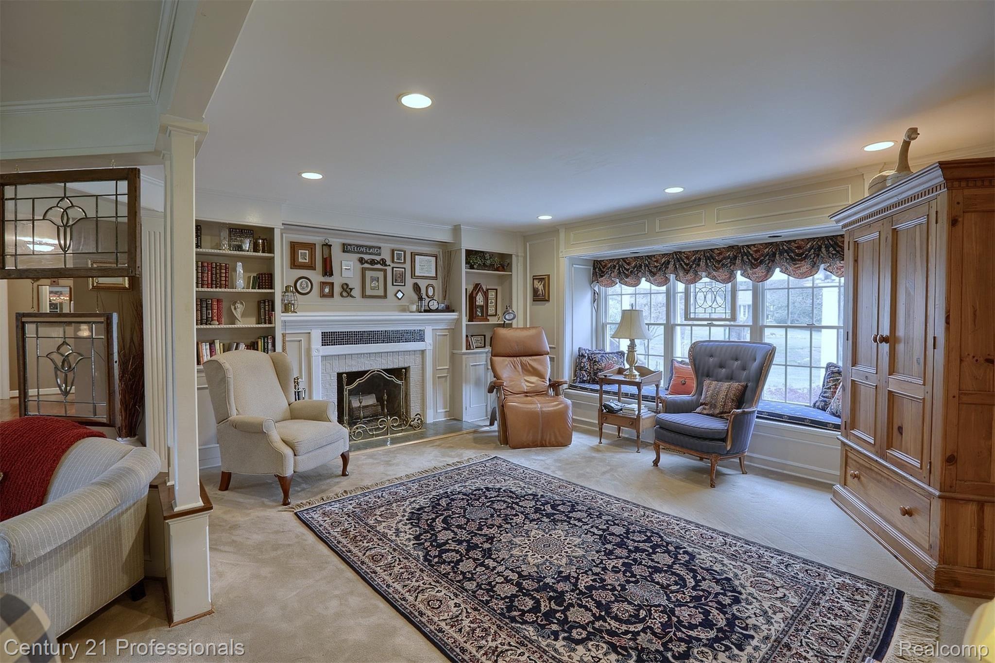 2360 Kingsford Road Rochester, MI 48309 - Photo 15 of 36 15-Family Room.jpg