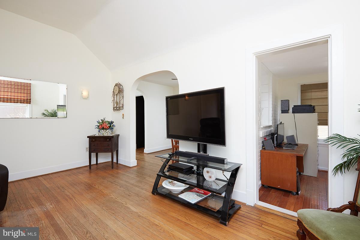 12809 Flack Street Silver Spring, MD 20906 - Photo 6 of 25 Living Room