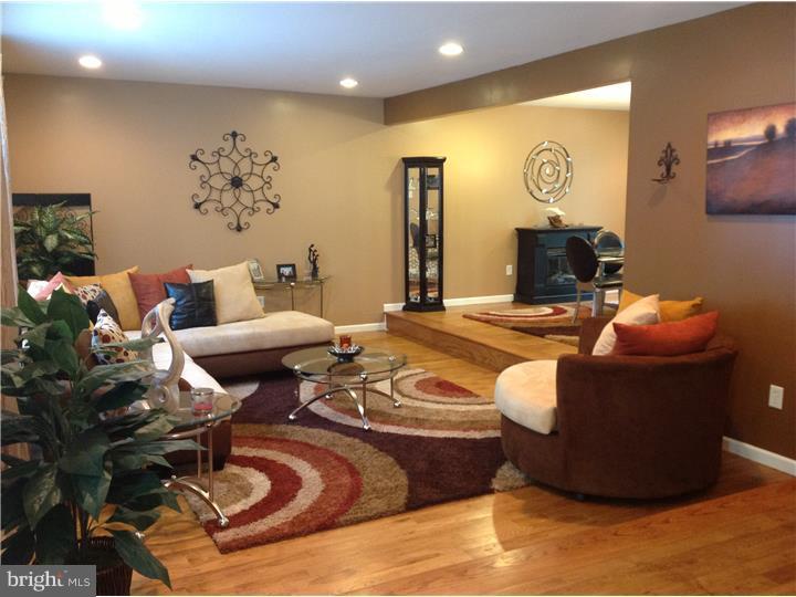 4 Holden Road Cherry Hill, NJ 08034 - Photo 3 of 23 Living Room