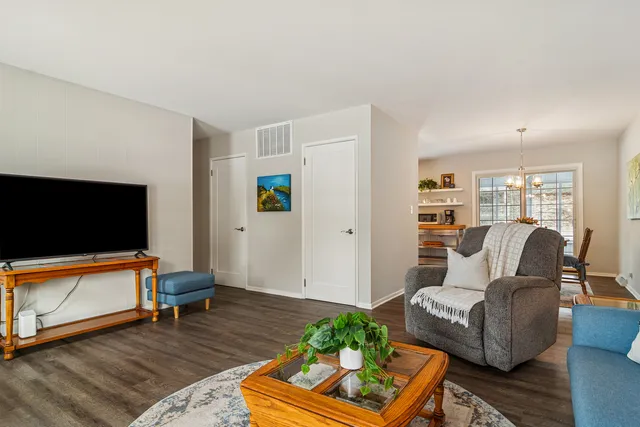 $350,000 | 11 Crestview Terrace, Buffalo Grove, IL 60089