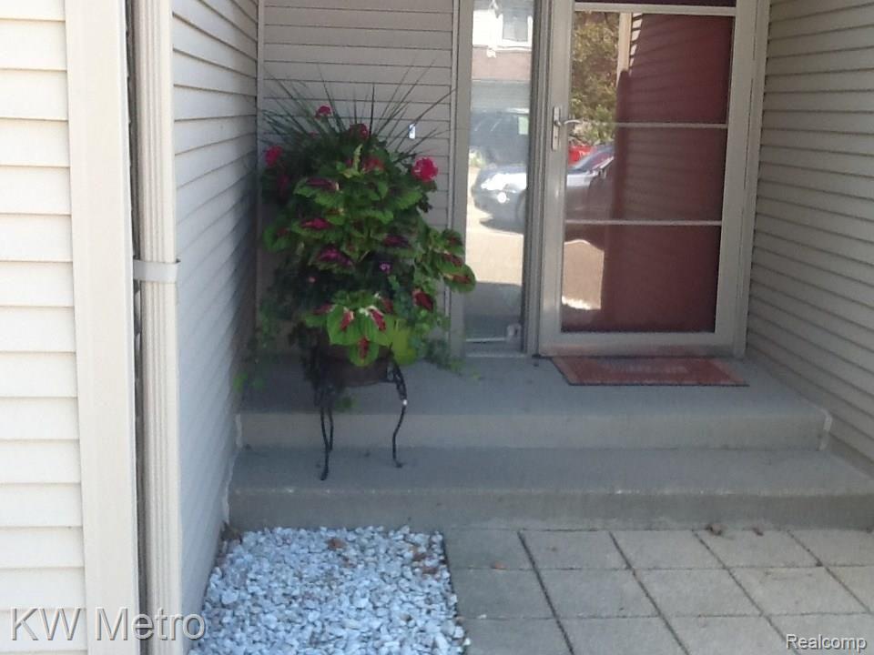 527 Oxford Court Rochester, MI 48307 - Photo 1 of 17 Private Entrance