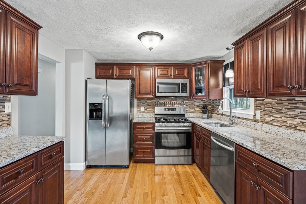 18 Coach Road Billerica, MA 01862 - Photo 8 of 33