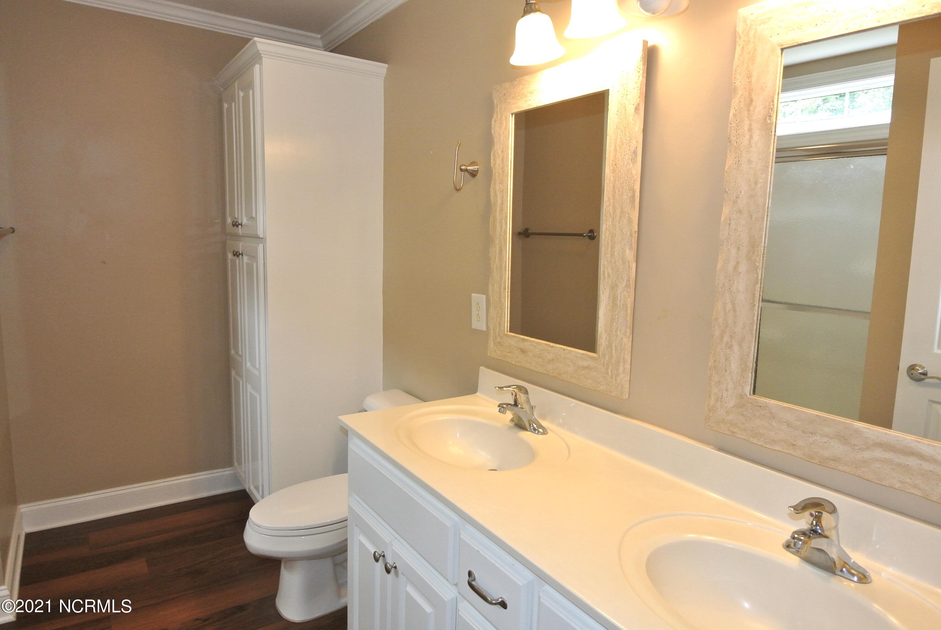 440 Neuchatel Road New Bern, NC 28562 - Photo 18 of 32 Master bathroom