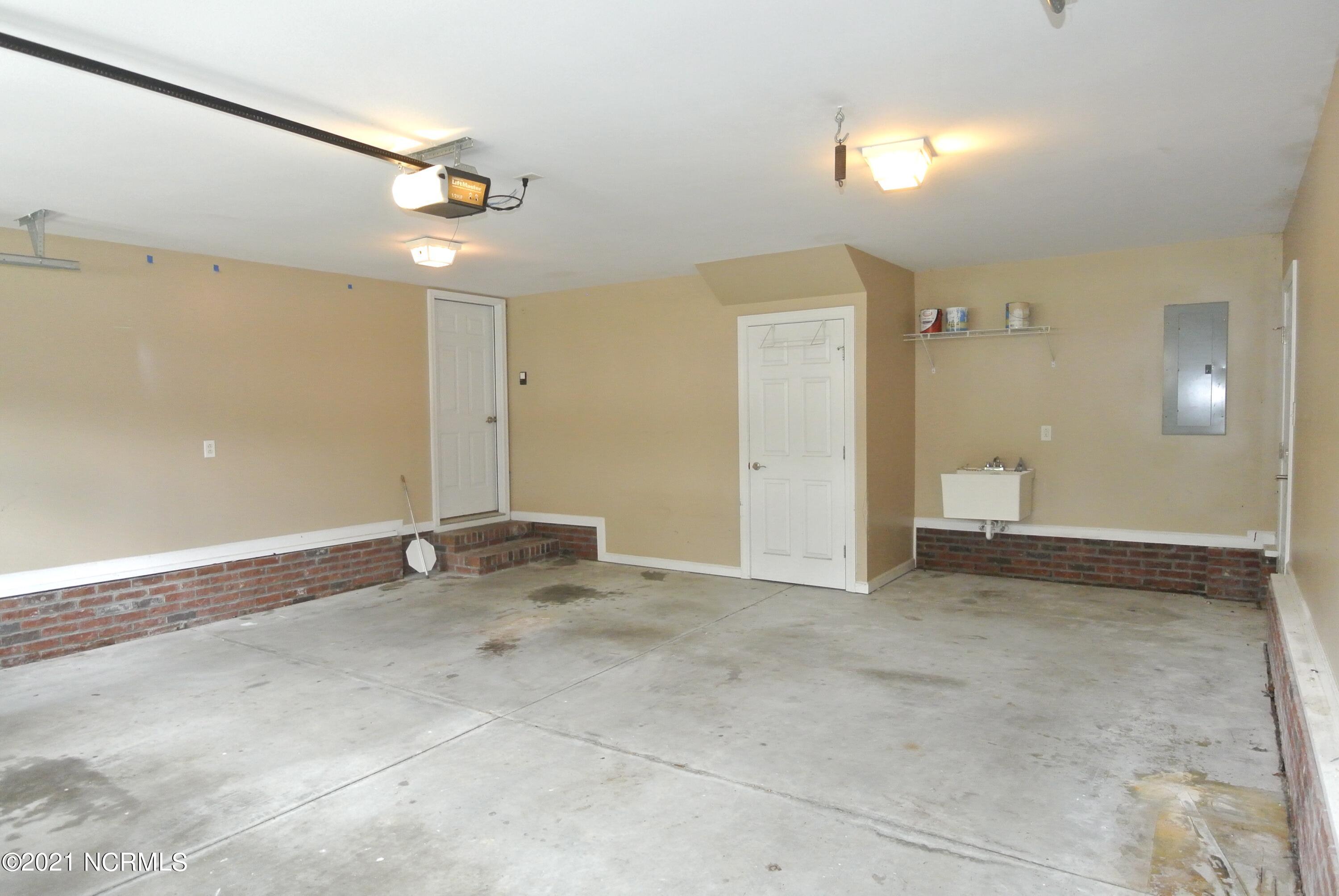 440 Neuchatel Road New Bern, NC 28562 - Photo 27 of 32 Attached garage