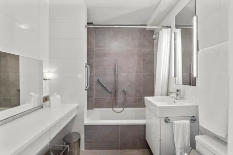 $560,000 | 880 North Lake Shore Drive, Unit 12GH, Chicago, IL 60611