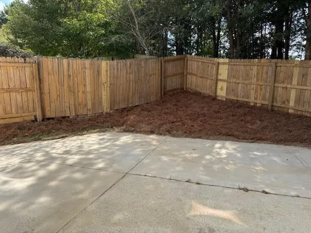 a view of a backyard