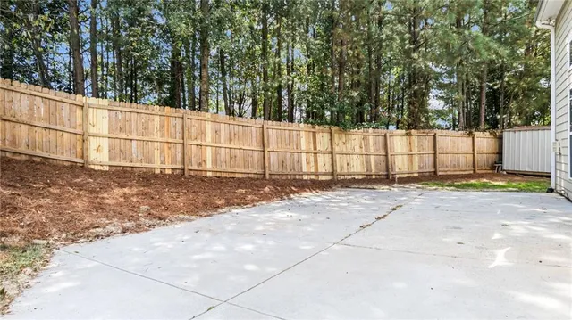 a view of a backyard