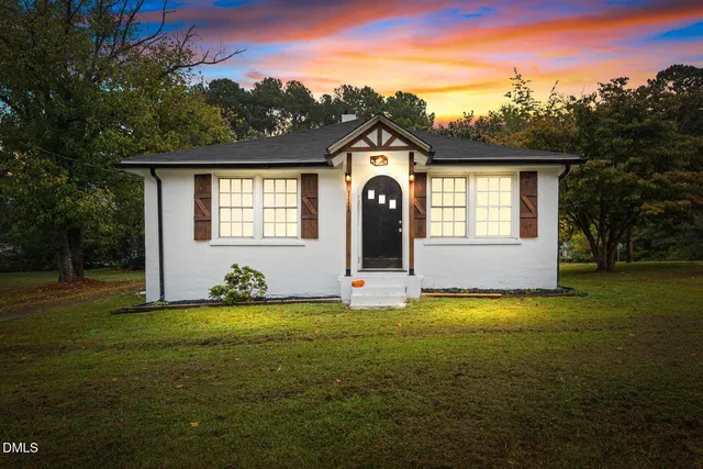 a view of a house with a yard