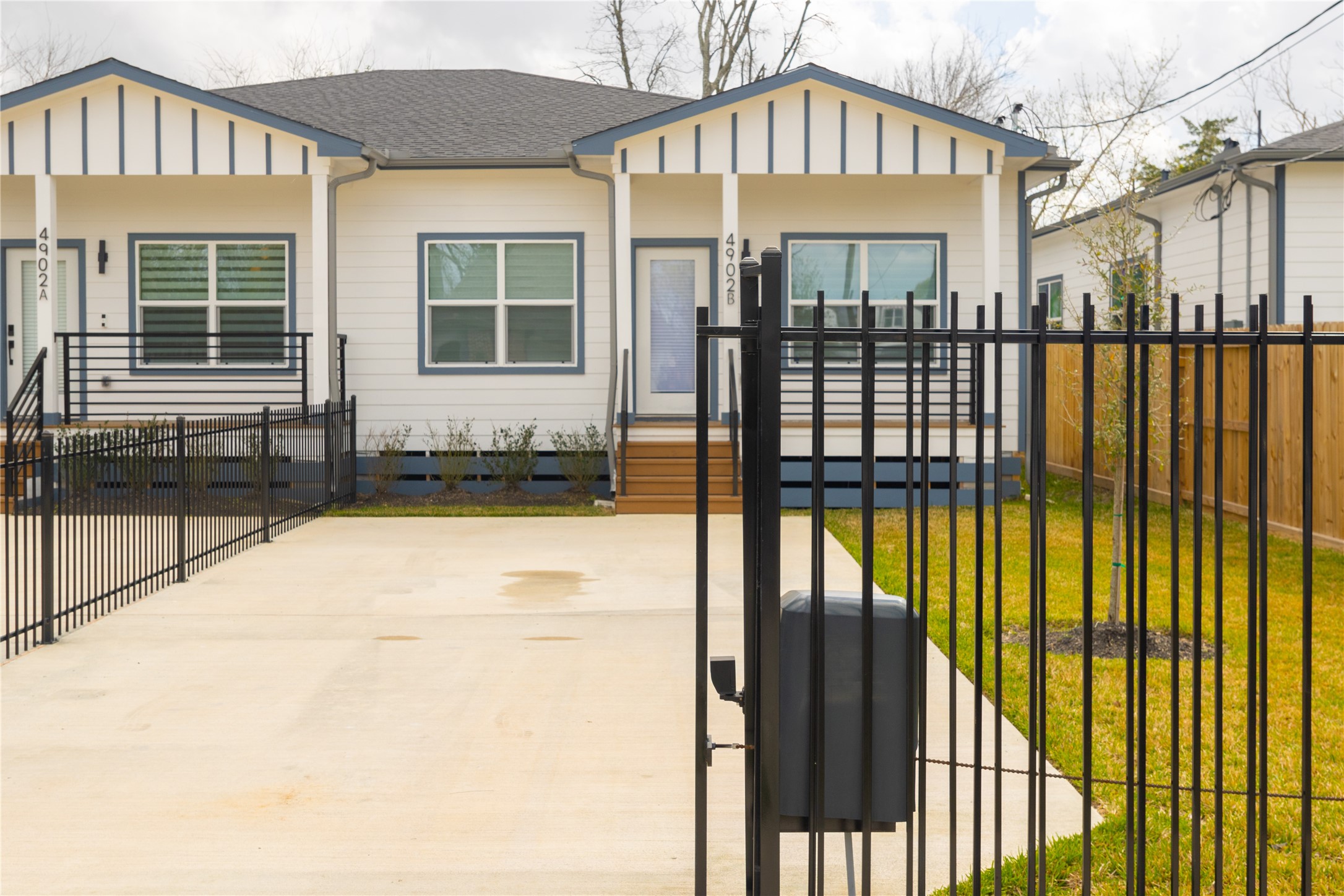 4902 Higgins Street, Unit B Houston, TX 77033 - Photo 38 of 39 a front view of a house with a balcony