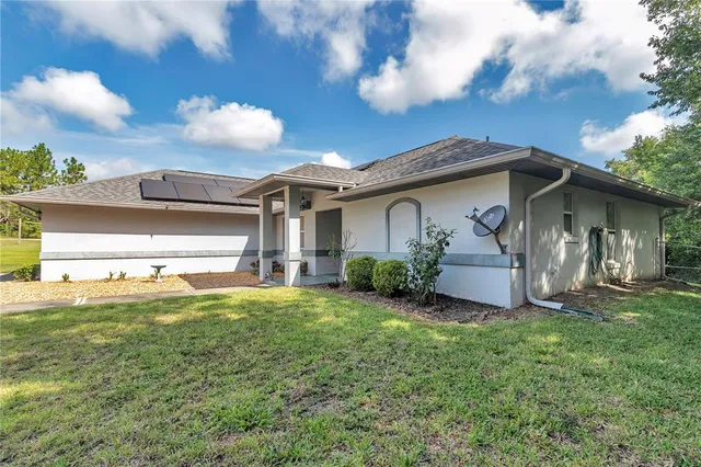 a view of a house with backyard and porch