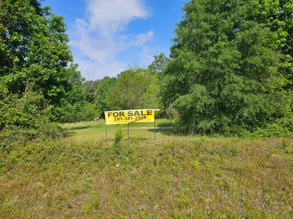 a sign of golf club on a wall